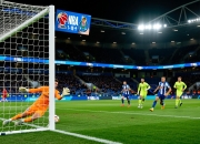 莫拉插上过掉门将，冷静挑射空门，波尔图1-1扳平比分