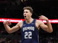 开云体育app-某NBA教练：我们防守杰伦-格林时很困难，他肯定能搭档布克