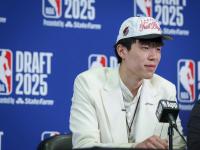 开云体育app-包含杨瀚森NBA新定妆照发布：身披开拓者16号红袍，张开双臂迎接新赛季的词条