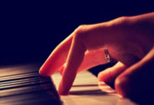 身手矫健的足球勇士们在赛场上一决高下