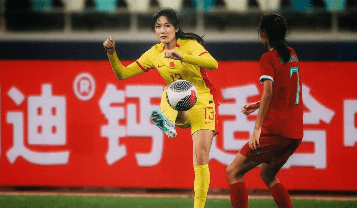 中国女足选手为国争光，实现华服梦想