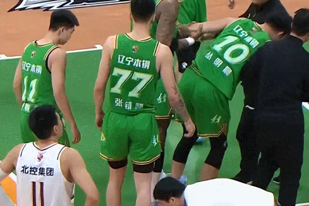 战绩胜负明朗，双方队伍角逐场上展现自我的简单介绍