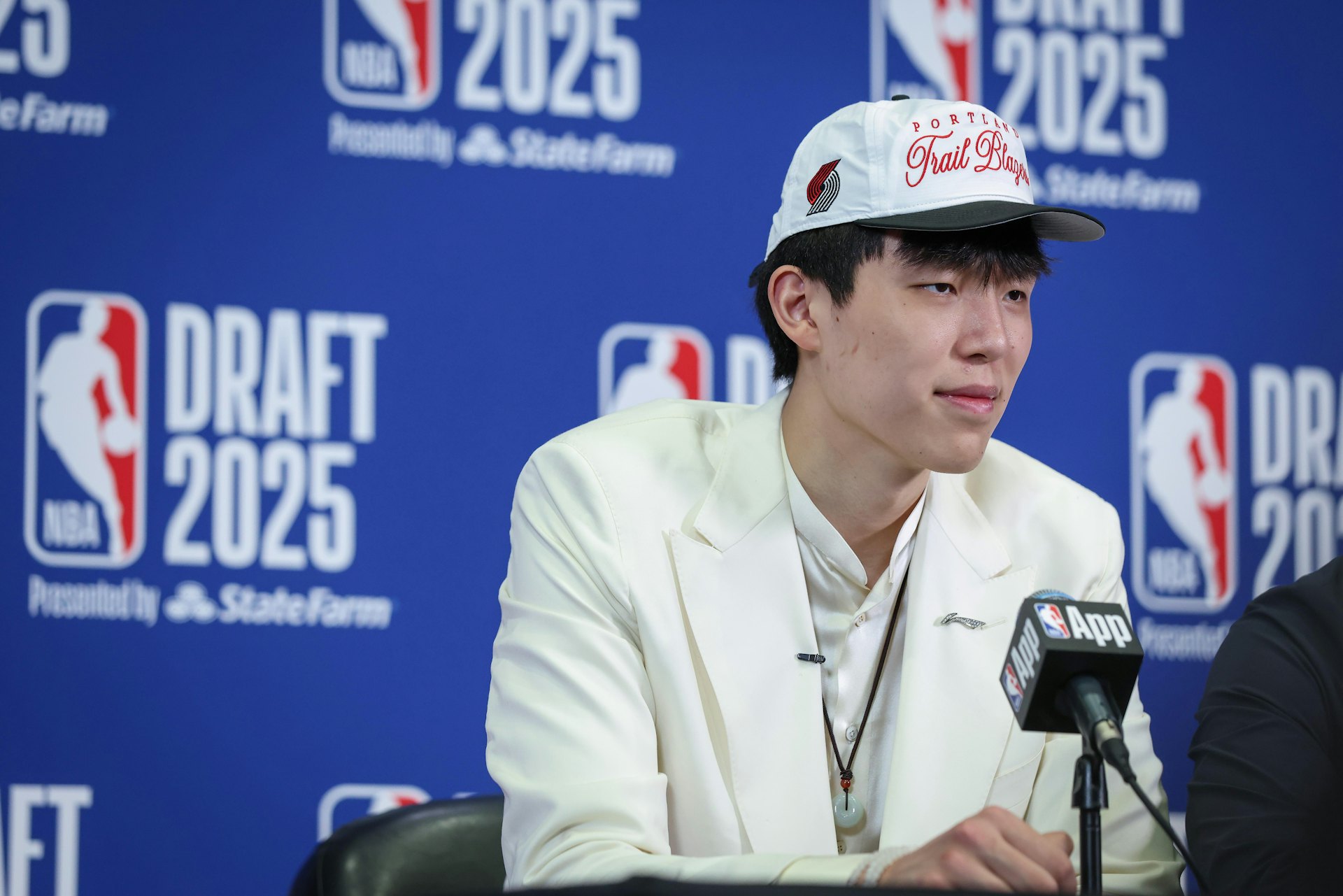包含杨瀚森NBA新定妆照发布：身披开拓者16号红袍，张开双臂迎接新赛季的词条
