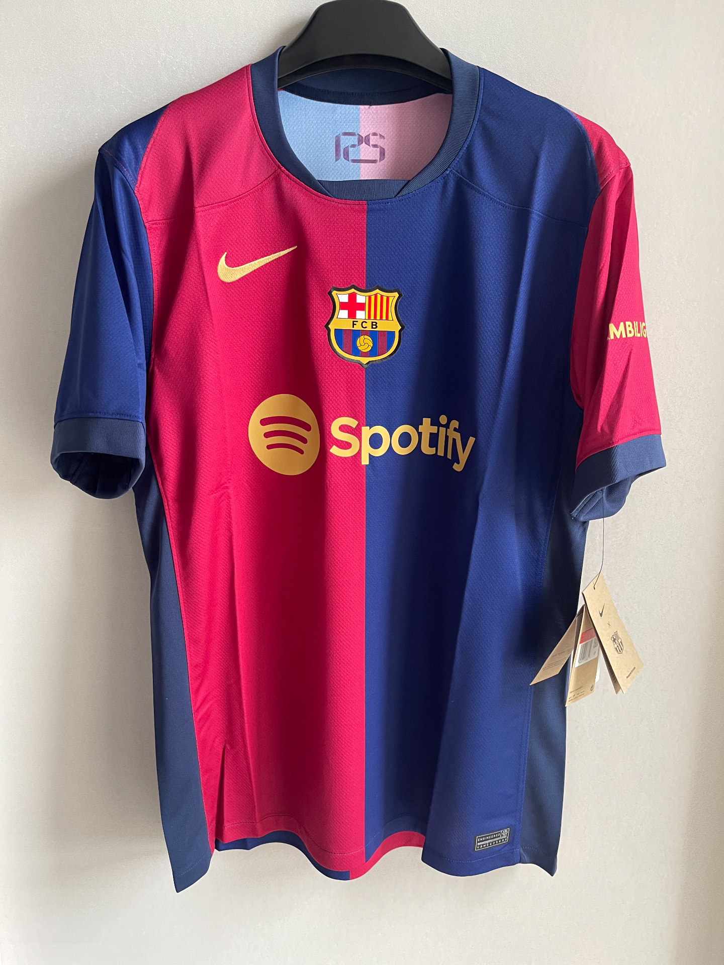 ⚽跨界联动！巴萨发布与科比联名的新赛季客场球衣！