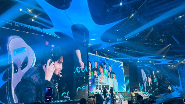包含《英雄联盟手游》3周年庆典，王俊凯黄子弘凡出战明星表演赛的词条